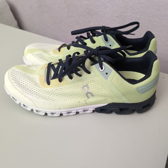 On Running Cloudflow Running Shoes Mens 10.5 Meadow White
